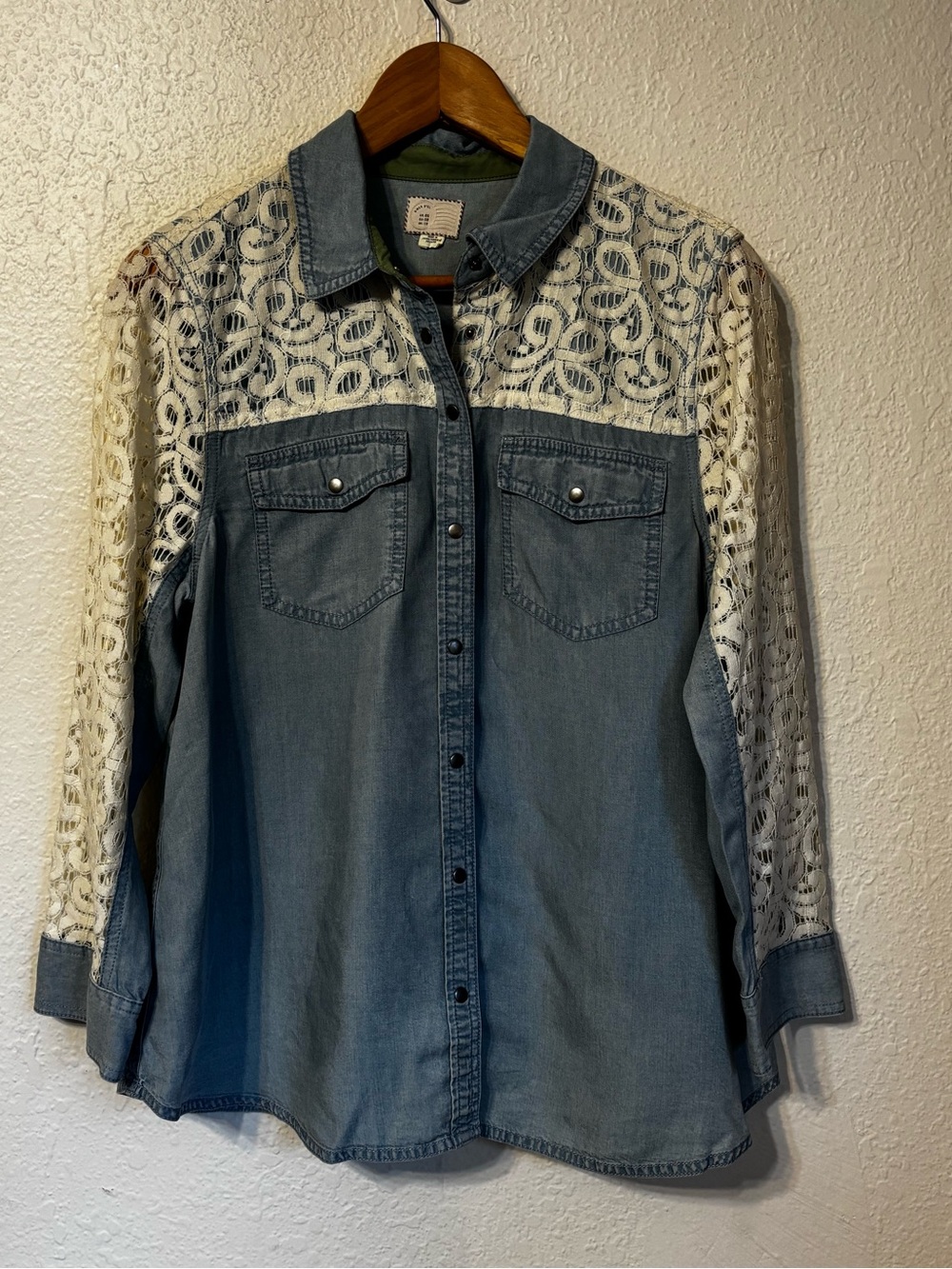 Anthropologie Postmark Chambray and Lace Snap Button Down Shirt Size 6